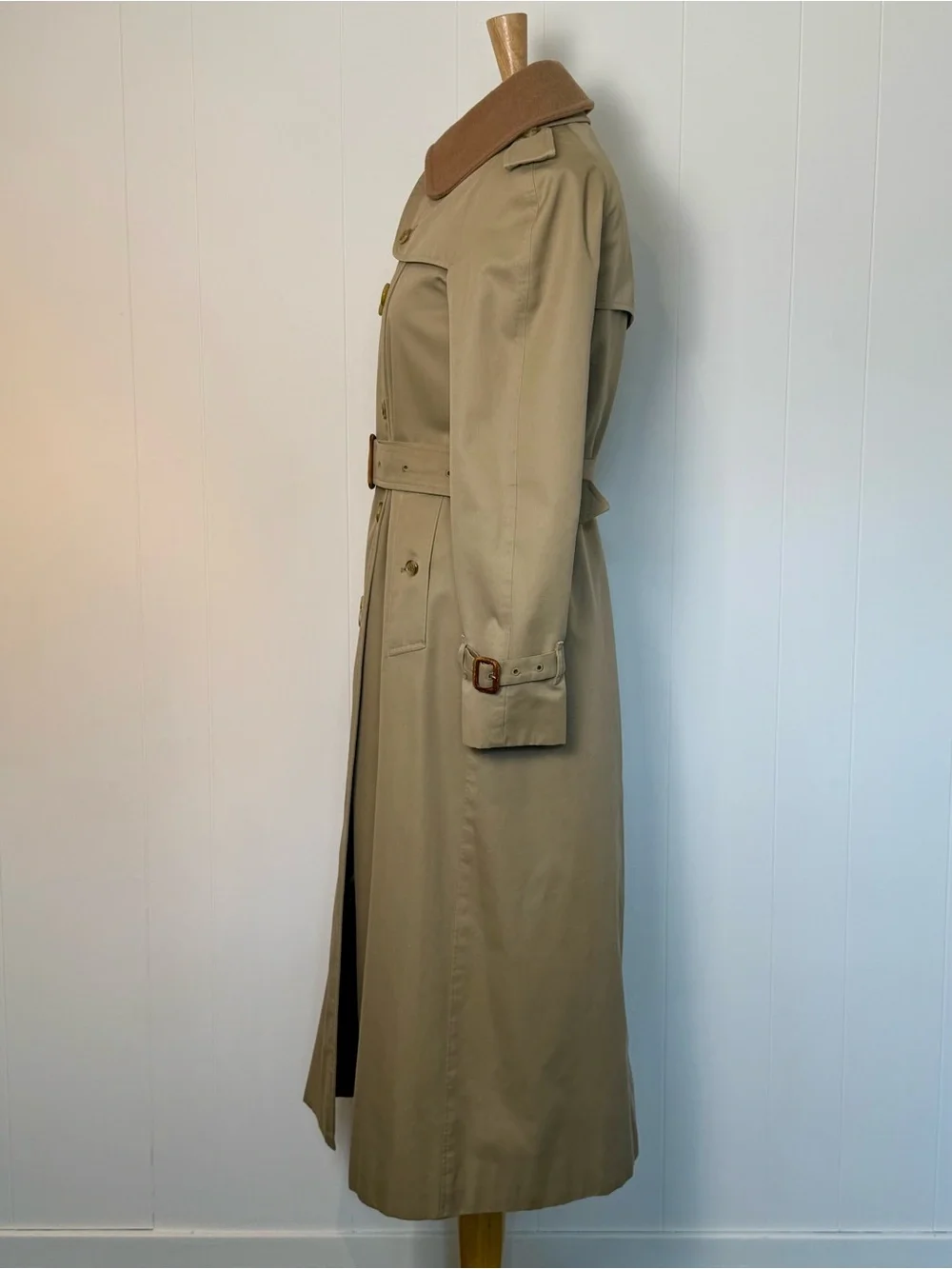 Classic Tan Double-Breasted Burberrys Trench Coat With Detachable Wool Lining - Picture 6 of 16